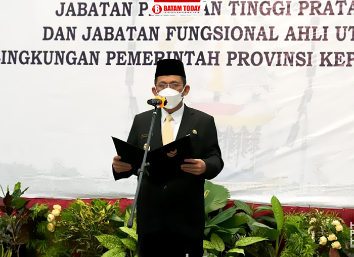 Gubernur Ansar Ahmad saat melantik 6 orang Pejabat Eselon II di Pemprov Kepri